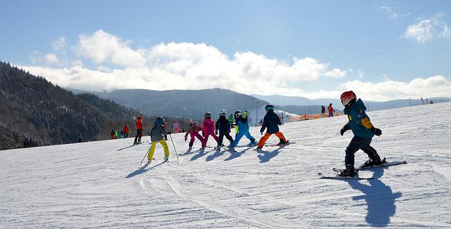 子供のスキーグループの画像